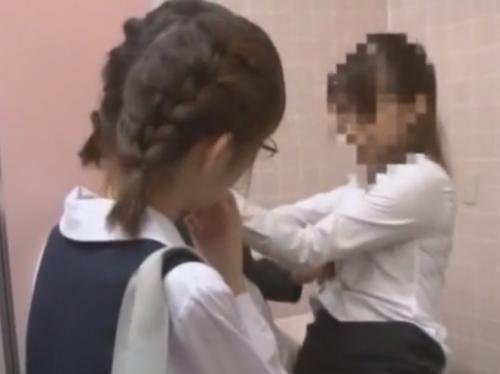 うぶな眼鏡っ子が公衆トイレで大人のエロい現場に遭遇！発情してオナニーするけど痴漢男にバレてレイプされるロリ美少女