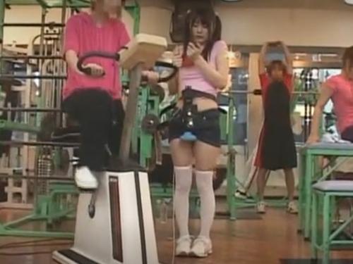 ◎お漏らしロリっ娘◎潮吹きマシン装着のままジムトレーナーの仕事任されるが・・皆の前でお漏らし！罰で性奴隷を強要！！
