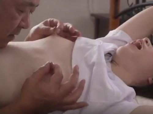 ◎相姦レイプ◎「だめだめ！！」母に捨てられた義父のキモ親父に敏感な乳首をクリクリされイキまくり未熟な身体を開発されていく