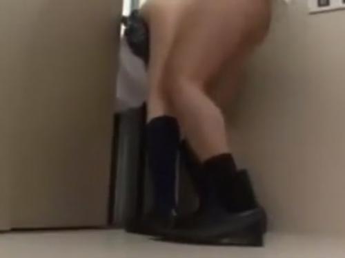 ◎でか尻レイプ◎エレベーターの扉に挟まって動けないJK！助けを求めるがパンツ丸見えの巨尻に興奮し悪戯の後ハメて中出し！