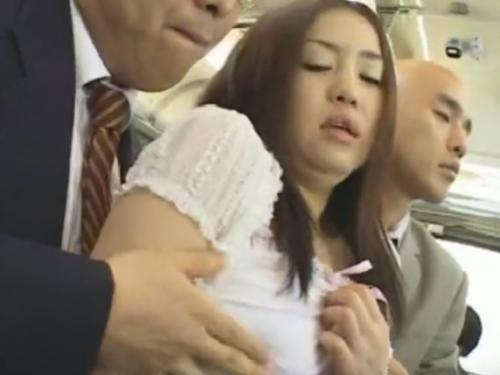 ◎バス痴漢・極◎車内で座ってると隣の人のナンパがウザいので立つ事にしたが周囲の客から集団痴漢に遭いレイプに突入！！