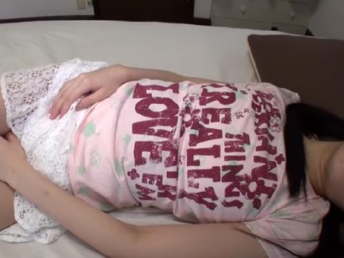 ◎JSを夜這い◎パンツ丸見えで昼寝しているロリ少女を急襲！ニーハイが似合う白い足がたまらない・・《貧乳とロリマン》