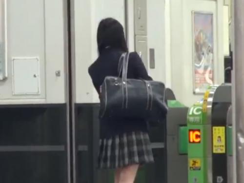 ◎痴漢遭遇◎青春真っ盛りに悪質で凶悪な性教育の魔の手が襲いかかる！パンツの上から弄りイキまくり巨根を舌で味わう屈辱・・