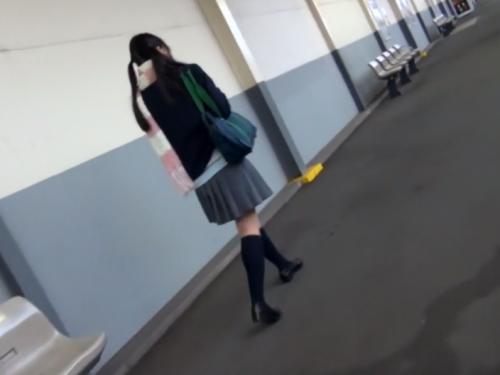 ◎電車痴漢で・・◎大人の身体に成長したJKに妖しくエロい手が襲いかかる！巨乳とオマンコが犠牲になり糸引くほど濡れて・・