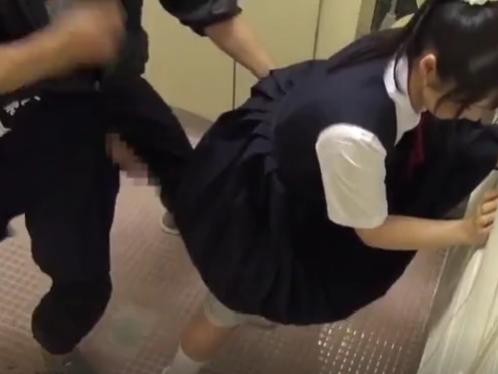 ◎トイレレイプ◎公衆トイレで放尿中におじさんがこじ開け強襲！困惑羞恥のロリJCに問答無用の中出しレイプで悶絶！