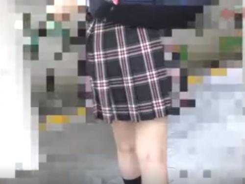 ◎電車痴漢◎美女の女子高生にまとわりつくストーキング男！触っていじっていると我慢できず生挿入で中だしする！