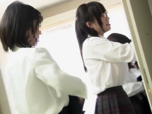 真面目そうな眼鏡っ娘が隠し撮りされ授業中にわいせつ行為をされぐちょぐちょ！逃げた先でパンツの中を弄られて失禁！