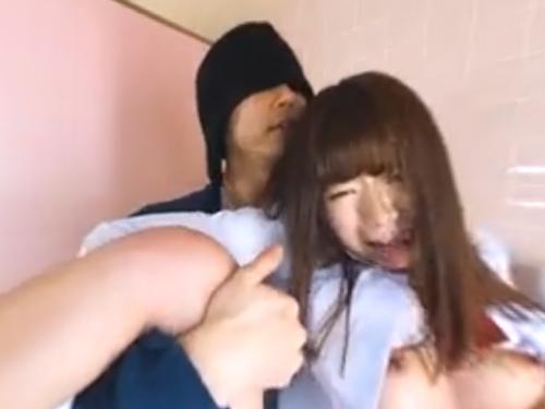 ◎鬼畜レイプ◎公衆トイレに逃げ込んだ女子校生が二人組に泣き叫びながら襲われる！！羽交い締めで身体を弄られボロボロ・・