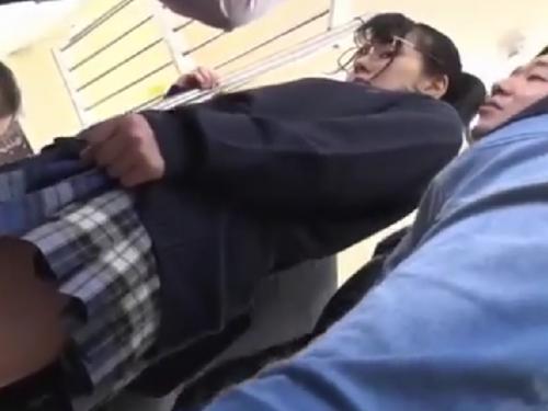 ◎セクハラ集団のレイプ◎地味なロリJK痴漢されたら身体と感度が地味じゃなかった為パンツぐちょぐちょで強制挿入された・・