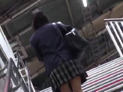 駅入り口付近で超美少女過ぎる子！ストーカーして電車内で鬼畜痴漢！未熟なマンコで無理やり潮吹き！濡れた挿入口に生ちん！