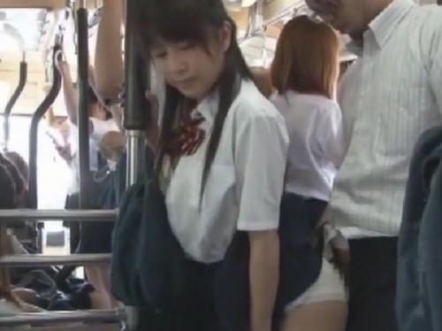 「ヤバいぃ・・・」通学中の美少女のロリな女子校生を痴漢！！パンツの上から弄って我慢できない巨根で合体！！