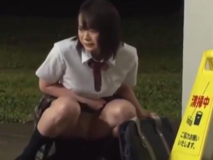 ◎女子高生レイプ◎清掃中のトイレの前でおしっこを我慢していた女の子が外で放尿していると見ていた男に犯される