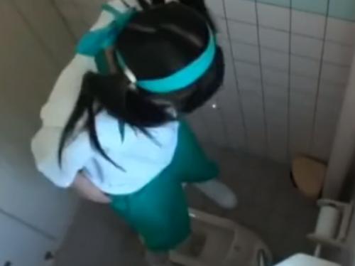 《野外レイプと盗撮》JKのおしっこ撮影！トイレから出たら変態男に捕縛され「うぅ・・やめ・・て」巨乳を揉まれレイプ！