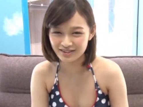 ノリノリで筆おろしをする貧乳の女の子