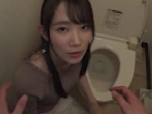 「二人きりになりたくて、嘘ついた・・」彼氏と別れた寂しさで酔った振りして友人をトイレに連れ込み誘惑！！そしてフェラ・・