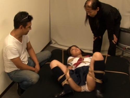 ◎拘束レイプ◎睡眠薬飲まされ気づいたら縄で拘束ロリ女子！ヤバいオジサン達が身体をもて遊び肉便器で絶頂！【閲覧注意】