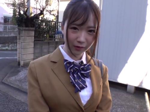 アイドルレベルの可愛い娘のピンク乳首を玩具で弄る