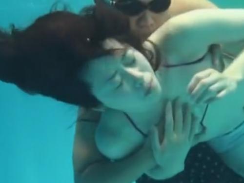 ◎水中レイプ◎美女の熟女が身動きの取りずらい水中で男に鬼畜強姦される！呼吸ムリ状況でハメられ苦悶の顔で気絶寸前！！