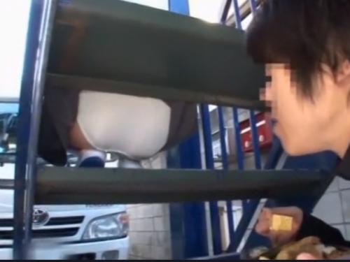 ◎パンチラJKの誘惑◎階段下で弁当食ってたら同級生のパンチラが・・！？バレたと思ったら膣内射精にまで発展♡ｗ