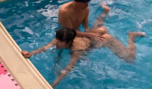 S系のスケベ水泳コーチに叩かれながらセクハラされる競泳水着の爆乳熟女