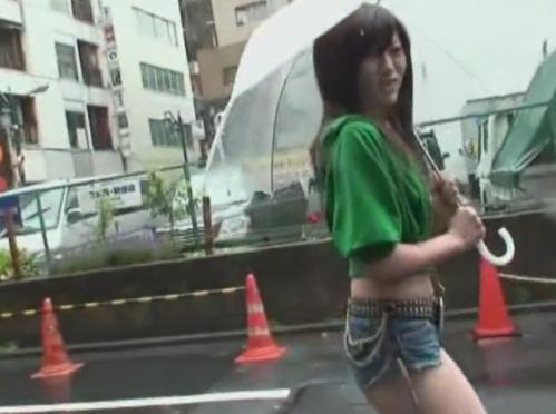 ショーパンがエロいギャルお姉さんを車に連れ込み移動しながらフェラ！