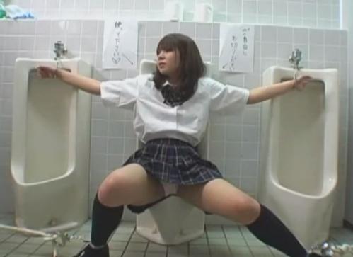 男子トイレに手錠で拘束されてご自由に！と書かれた制服美少女がセクハラされる！