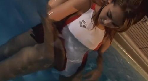 競泳水着を着たハーフ顔の美人お姉様が色々えっちなコトされちゃう動画