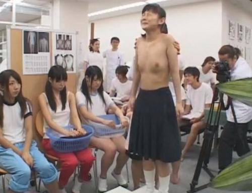 ちっぱいの未成熟JC少女が校内の身体測定で男子生徒の前で泣きながら拒否するも無理やり全裸に！