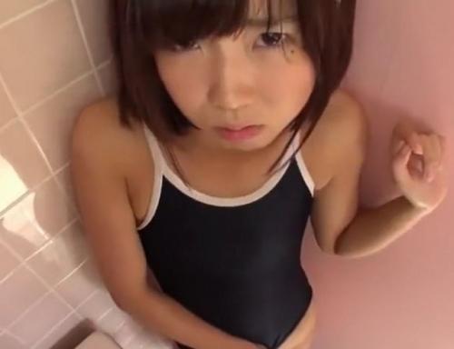 つるぺたJSが公衆トイレに拉致されスク水の上から触られる・・その後おそらくセックスされたであろう・・