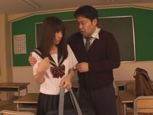 セーラー服の真面目なちっぱいJKが先生の好き放題にされる！教室内で股間電マ刺激され悶絶！