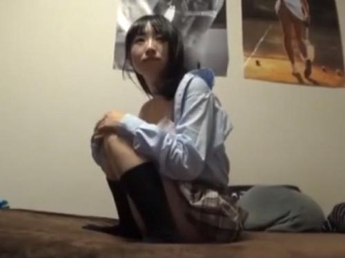 ちっぱいでAカップの未成熟JKを自宅に呼び円光！学校の制服のままズコバコとベッドが軋む！