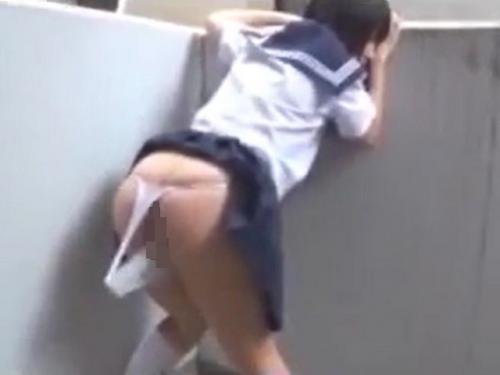 屋外で極太電動バイブをマ○コに挿入されたJK娘！凌辱プレイで悶絶アクメ！