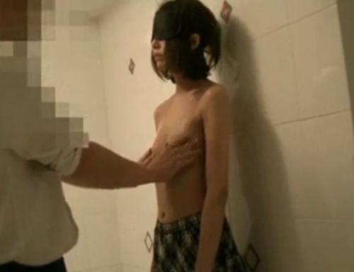 【個人撮影】敏感ちっぱい美少女！目隠し・拘束され乳首をマッサージされるだけで激イキ！