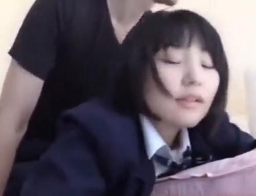 【個人撮影JK】ウブで真面目そうな女子高生が男とガチセックス！制服のままバックでガン突きされ「イっちゃいそう・・//」
