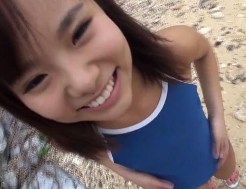 未成熟つるぺた！小〇生みたいな幼女と砂浜でスク水のままセックス！