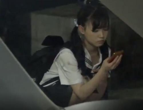夜道で迎えを待っているセーラー服JCを連れ去り４人がかりで襲撃！全裸にし幼い娘の中に強制大量射精！