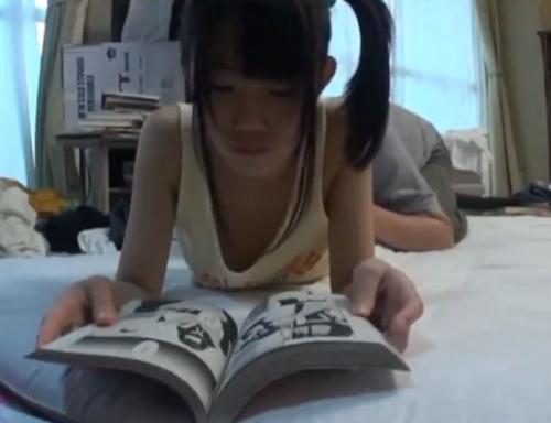 ノーブラ、胸元ゆるゆるのつるぺたJSが男にマッサージだけと言いながらいきなり挿入されてしまう！