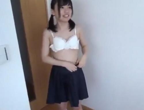 これは幼いしカワイイ！真面目なロリJKが未熟な全裸を披露→そのまま性行為！