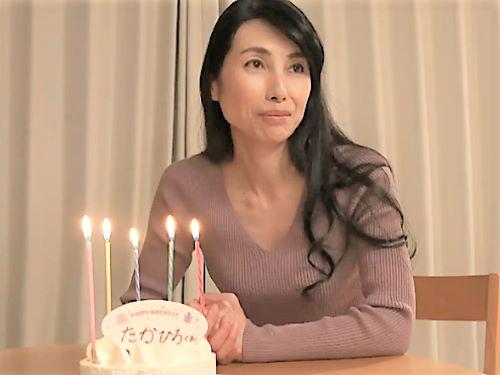 【五十路×中出し】夫が居なくなりオナニーで淋しさを紛らわす美熟女おばさん…母親思いの息子が強引に抱き寄せベロチューSEX