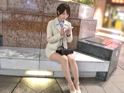 【素人ハメ撮り】初めまして~宜しくお願いします♪バリキャリ美人お姉さんにホテルでベロチューや乳首責めパイパンまんこ触ってみた