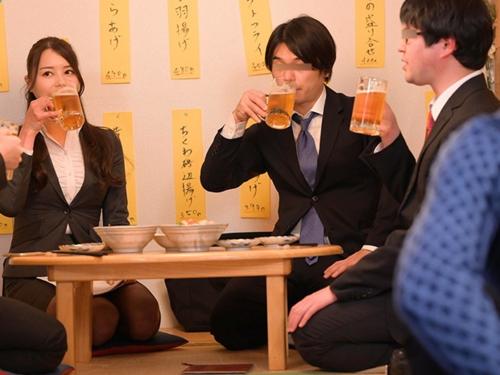 【出張先相部屋NTR】上司に彼氏の愚痴をこぼし甘えちゃうスレンダー美人OL!ホテルで半ば無理やりベロチューされたお姉さん