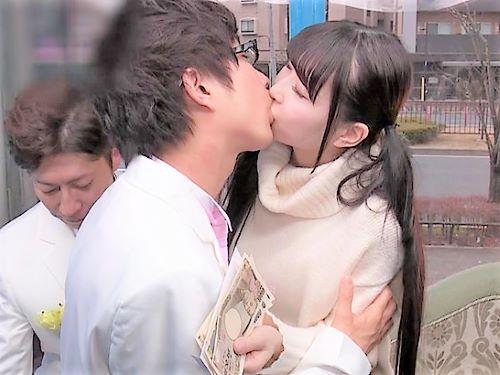 【素人ナンパ】花屋で働く美人お姉さんの美乳おっぱいを乳首責め!秒速で彼氏裏切るスレンダー美女がイケメンとベロチューSEX