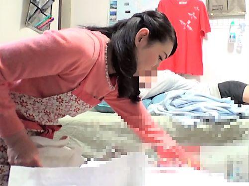 【おばさんレンタル】汚部屋を掃除する五十路熟女が若男に股間マッサージ…NOと言わずフェラまでする貧乳おっぱい人妻が不倫