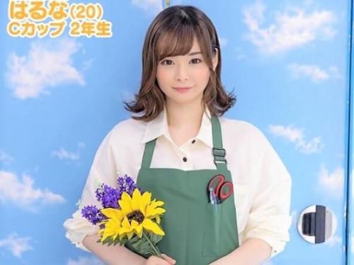 【素人ナンパ】突然目の前に現れた全裸男に優しく手コキ乳首舐めするお花屋さん…裸エプロン状態になった美人お姉さんにクンニ