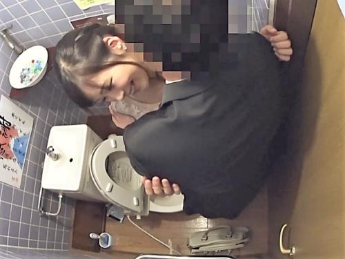 【人妻ナンパ】ほろ酔い美熟女とトイレでベロチューからのお持ち帰り!美乳おっぱいスレンダー美人をクンニ＆乳首責め中出し