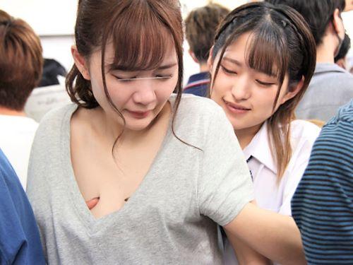 【レズビアン】電車内で美尻触り痴漢してきた相手がまさかの痴女JK…服の中で乳首責めおっぱい触られた美人お姉さんが興奮