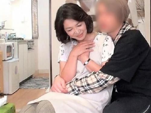 【六十路熟女】寂しいんですか…？ドキドキしちゃう//年下男にキス＆フェラしたお掃除大好きおばさんが中出し膣内射精された