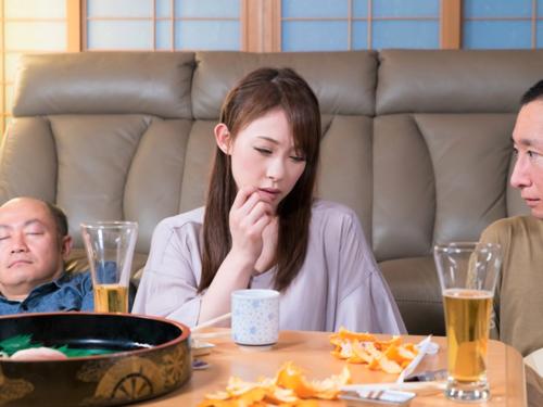 【近親相姦】ちょっと…ばれちゃう…ダメよ//義母の美脚で興奮した男がフェラさせ巨乳おっぱい揉みまくり舐めまくりフル勃起