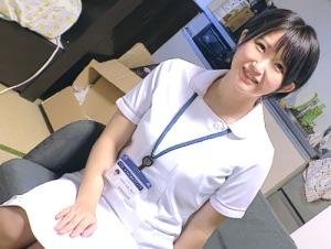 【素人ナンパ】扉の隙間からナース服への着替えを無許可で撮られていた事に気づかなかった白衣の天使こと童顔ロリ看護師に相談