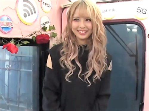 【素人ナンパ】マジックミラー便に誘ったショーパン美脚ギャルとキス!タトゥーいれてるお姉さんのおっぱい触り美尻に股間つけ…